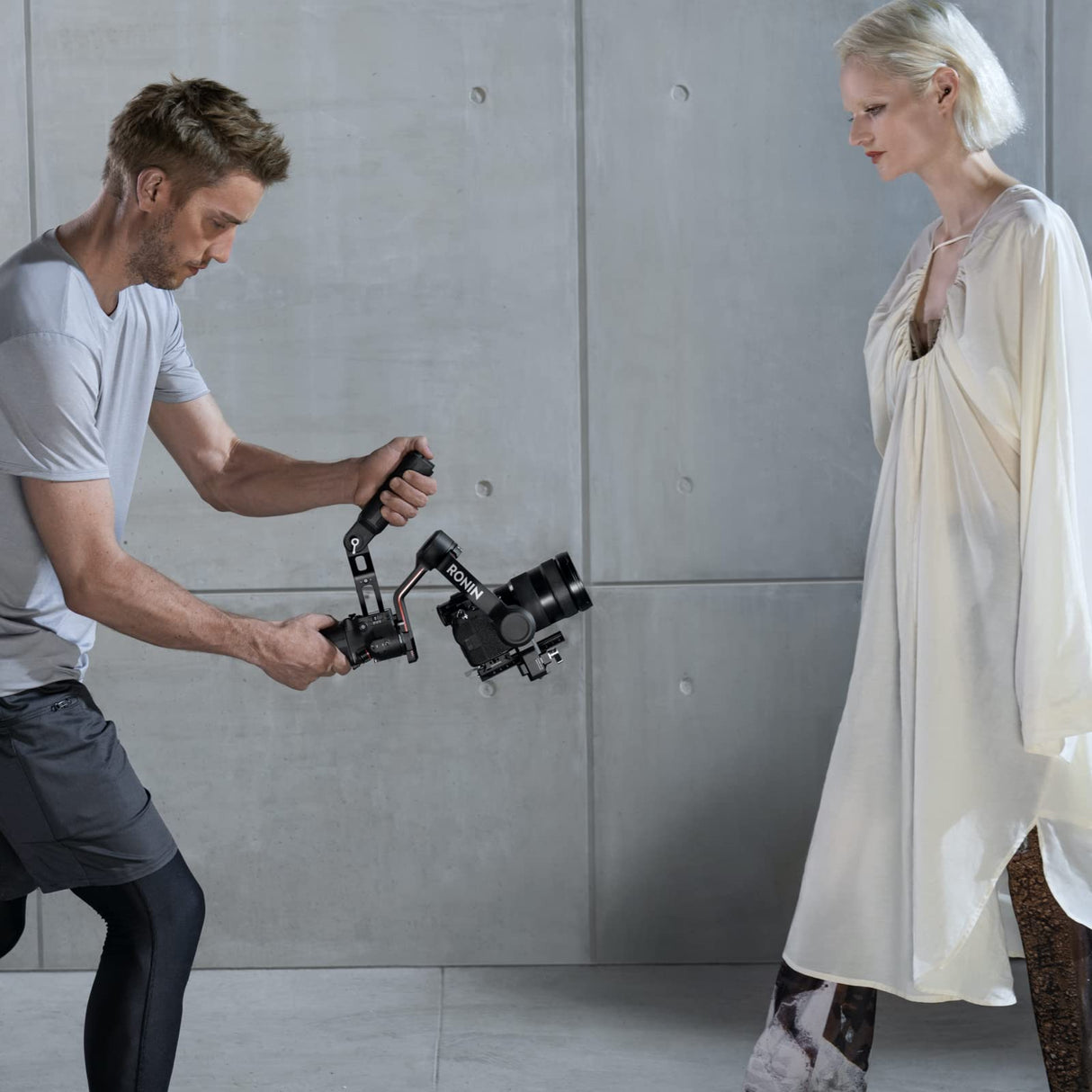 DJI RS 3, estabilizador en tres ejes para cámaras DSLR y sin espejo de Canon/Sony/Panasonic/Nikon/Fujifilm, carga útil de 3 kg, bloqueo automático de los ejes, pantalla táctil OLED 1.8"
