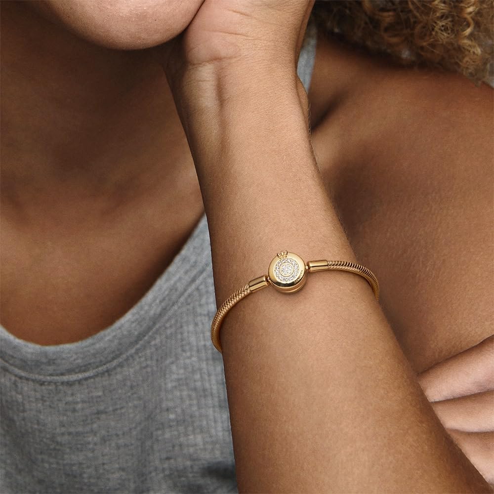 PANDORA Signature Moments Pulsera de cadena de serpiente con cierre con diseño de corona centelleante en O chapada en oro de 14 quilates con circonitas cúbicas transparentes, 17