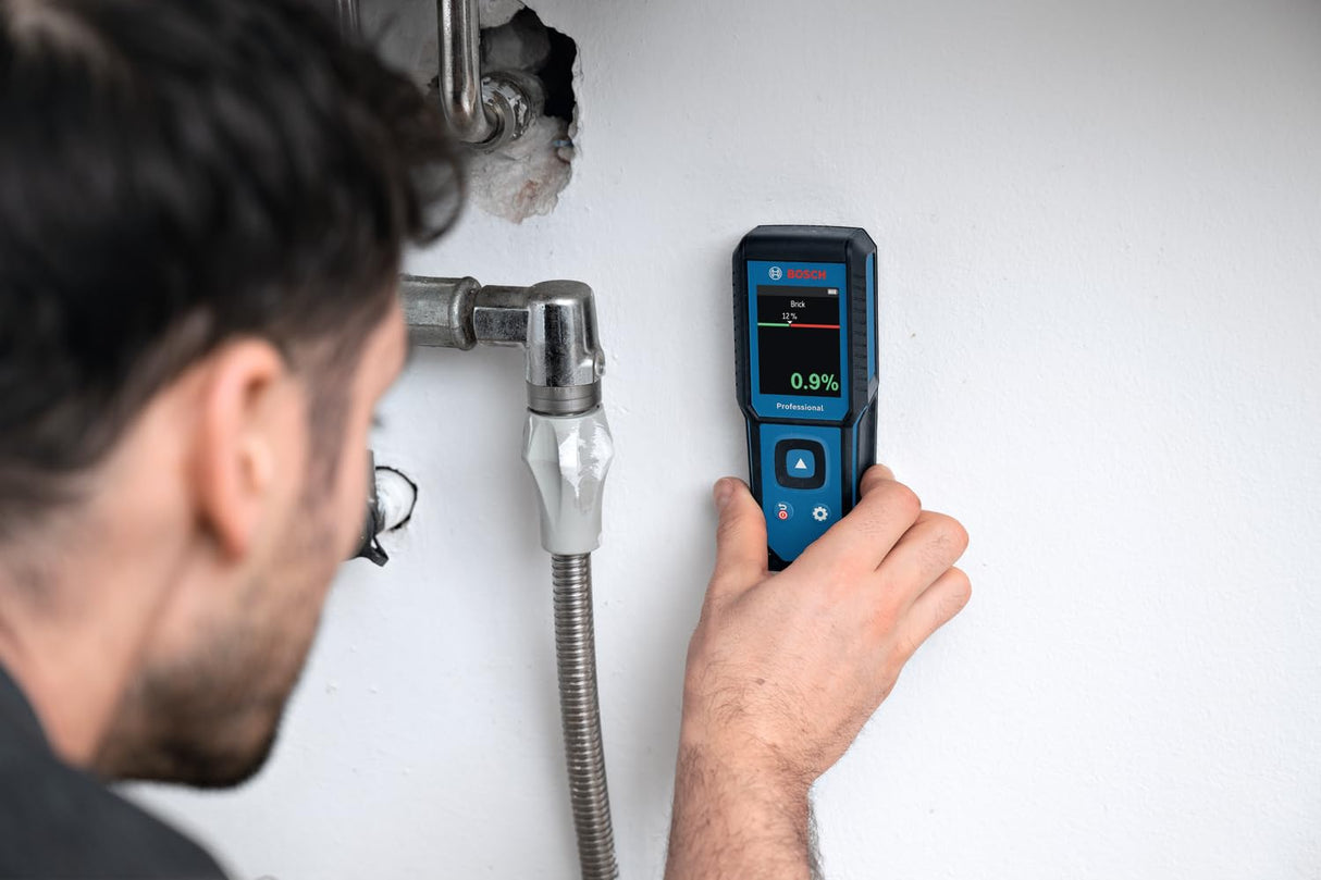 Medidor de humedad GMM 1-15 de Bosch Professional sin clavijas (no invasivo, mide 37 tipos de madera y 10 materiales de construcción, clasificación IP65, 2 pilas AA, bolsa)