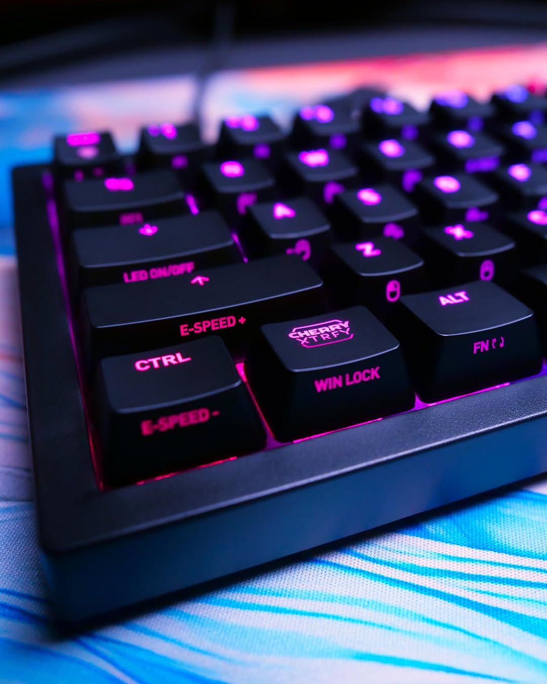 CHERRY XTRFY K5V2 Compact, Teclado Gaming Mecánico en Formato 65 %, Distribución de Teclado Inglés UK (QWERTY), Sistema Hot Swap, Switches CHERRY MX2A RED, Negro