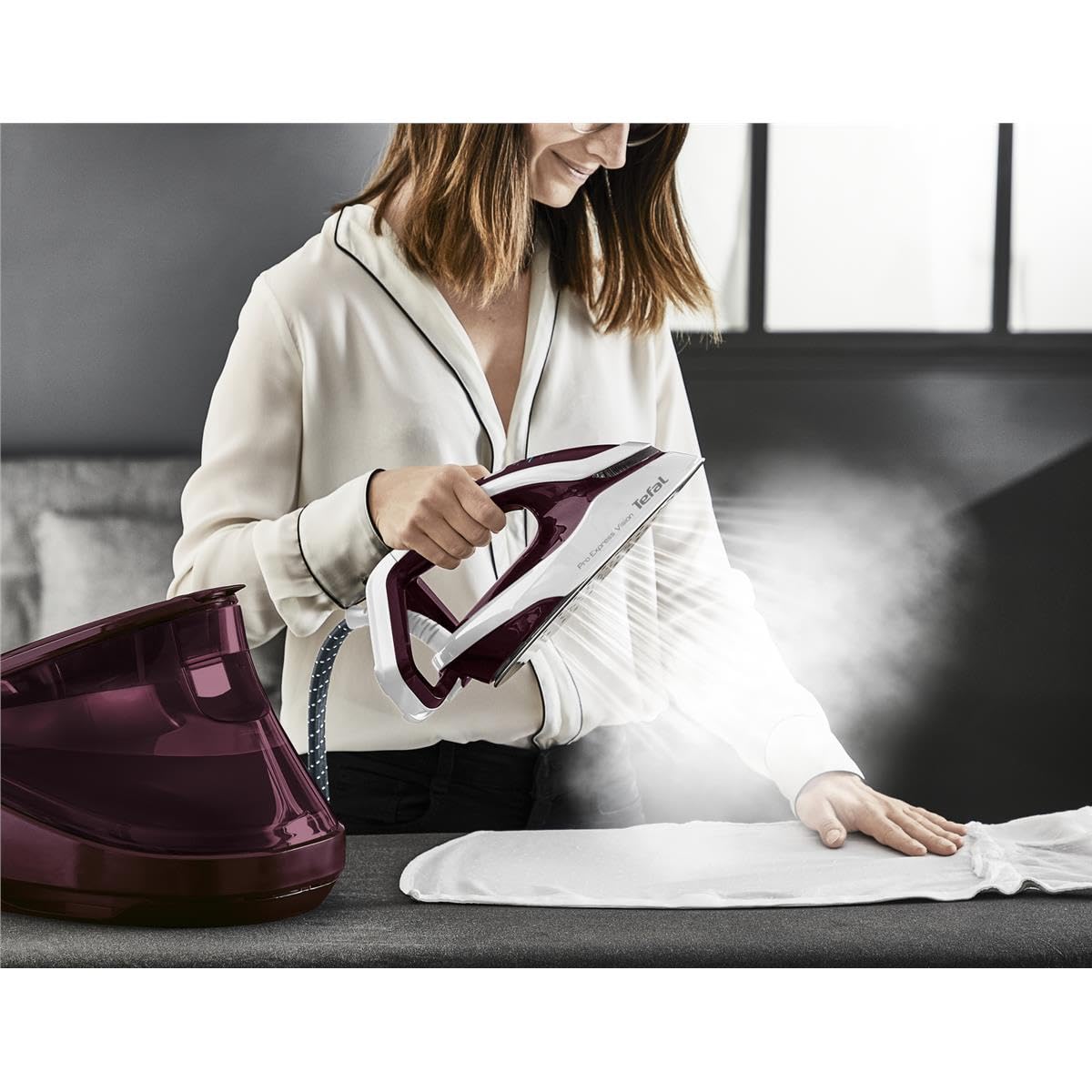 Tefal GV9810 Pro Express Vision - Plancha de vapor con luz LED inteligente en la plancha, potente presión de 8,3 bares, vapor de 180 g/min, 680 g/min de vapor extra, sistema antical, color rojo y