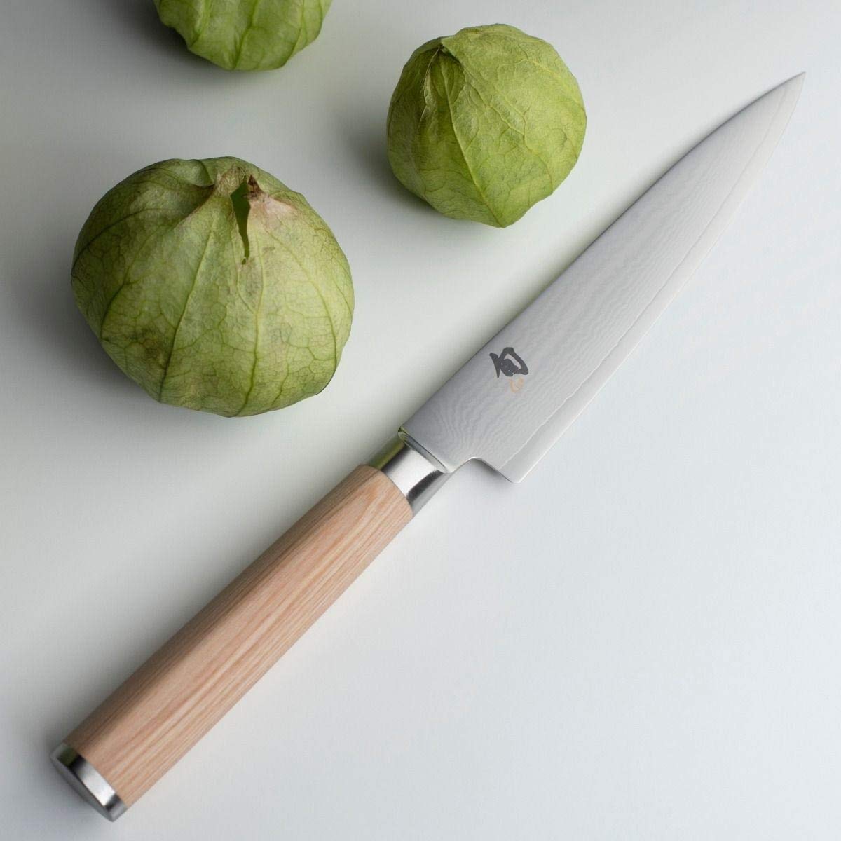 KAI Shun Classic White cuchillo japonés multiusos 15 cm de longitud de hoja - cuchillo de Damasco 32 capas núcleo VG MAX - 61 HRC - mango de madera Pakka -pequeño cuchillo de cocina forjado estrecho