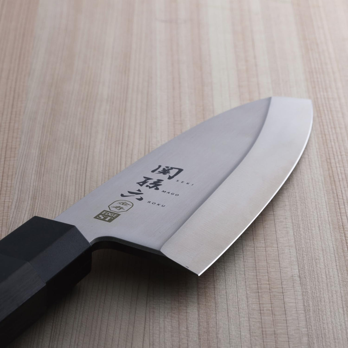 KAI Seki Magoroku Kinju y Hekiju Deba 18,0 cm longitud de la hoja - 8A sólido y SUS420J2 - 58 y 56 (±1) HRC - hecho a mano - madera de Pakka y plástico PP - cuchillo de cocina japonés - Hecho en Japón