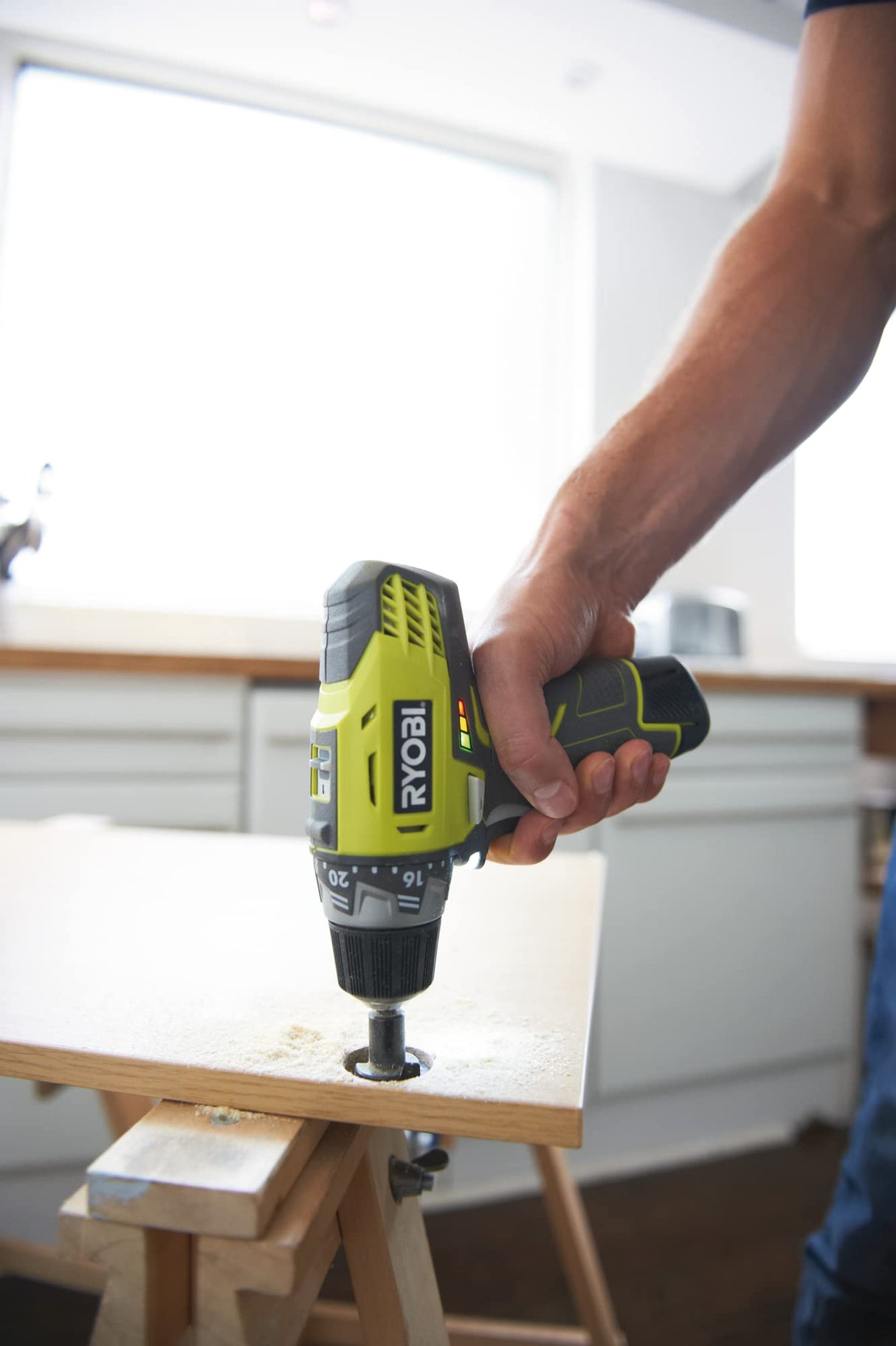 RYOBI - Taladro Atornillador 12V, 2 Velocidades, Par Máximo 30 Nm, 24 Posiciones - Portabrocas 10mm - LED - 2 Baterías de Litio 2,0 Ah - 1 Cargador - Se Entrega con Bolsa de Transporte - R12DD-220