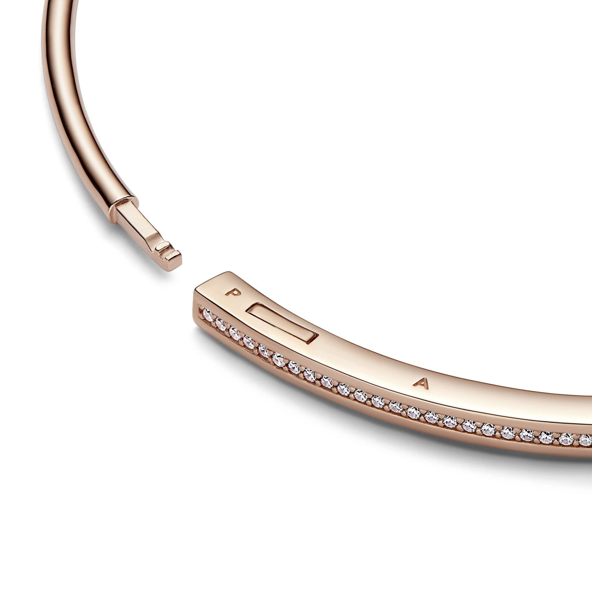 PANDORA Signature Pulsera rígida I-D con engarce pavé chapada en oro rosa de 14 quilates con circonitas cúbicas transparentes, 1