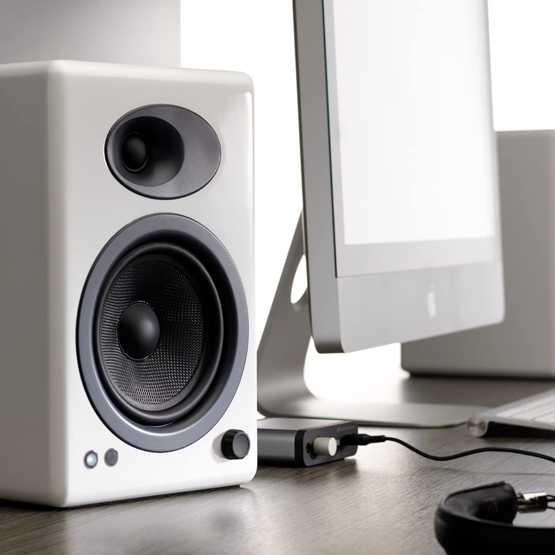 Audioengine A5+ Classic 150W Altavoces de estantería/Amplificador Analógico Incorporado/Control Remoto/Entradas RCA y 3.5mm. / Cables Incluidos (Classic, Blanco)