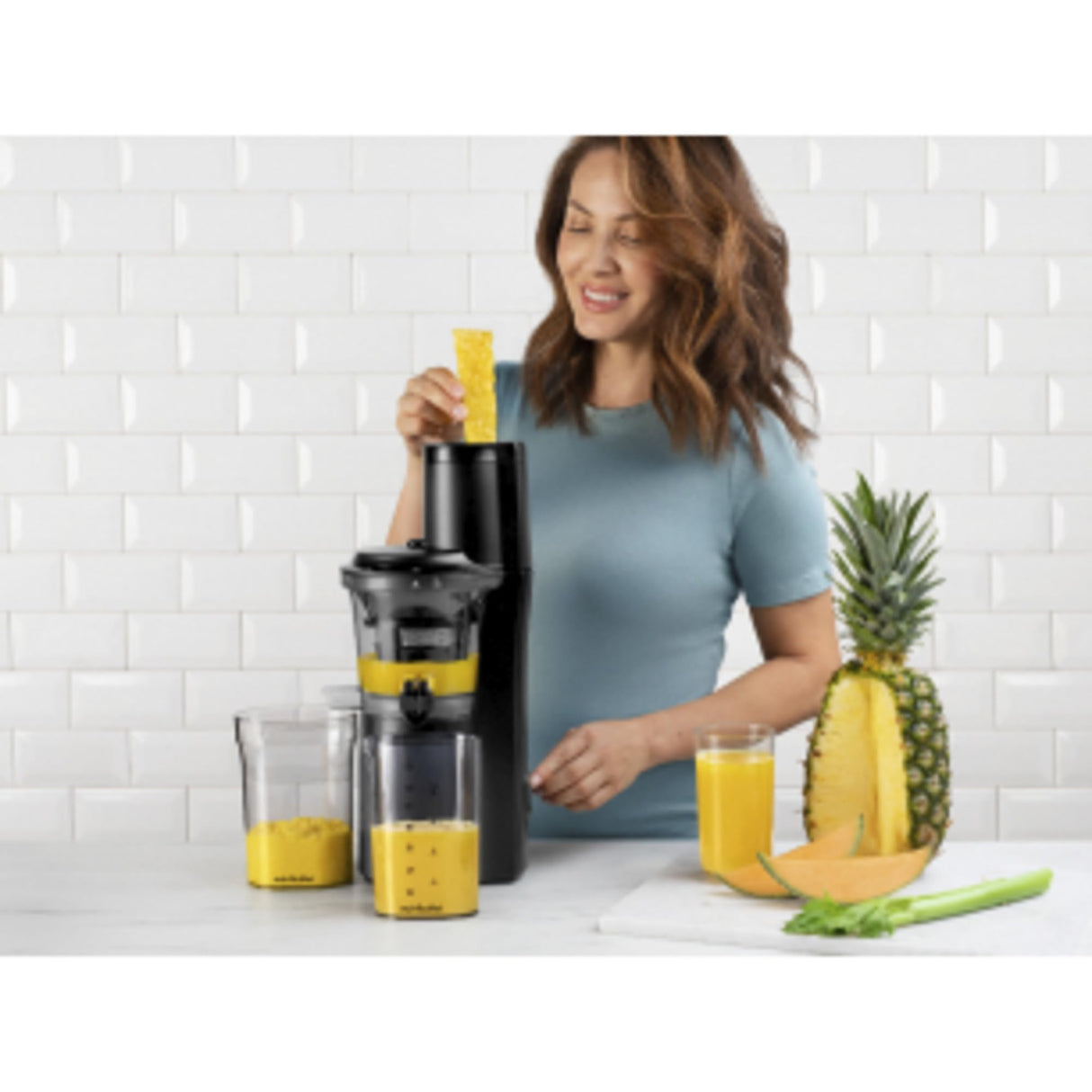 nutribullet Slow Juicer, nutribullet Exprimidor, exprimidor cold press, extractor de zumos de frutas y verduras, capacidad de 700ml, negro, NBJ500