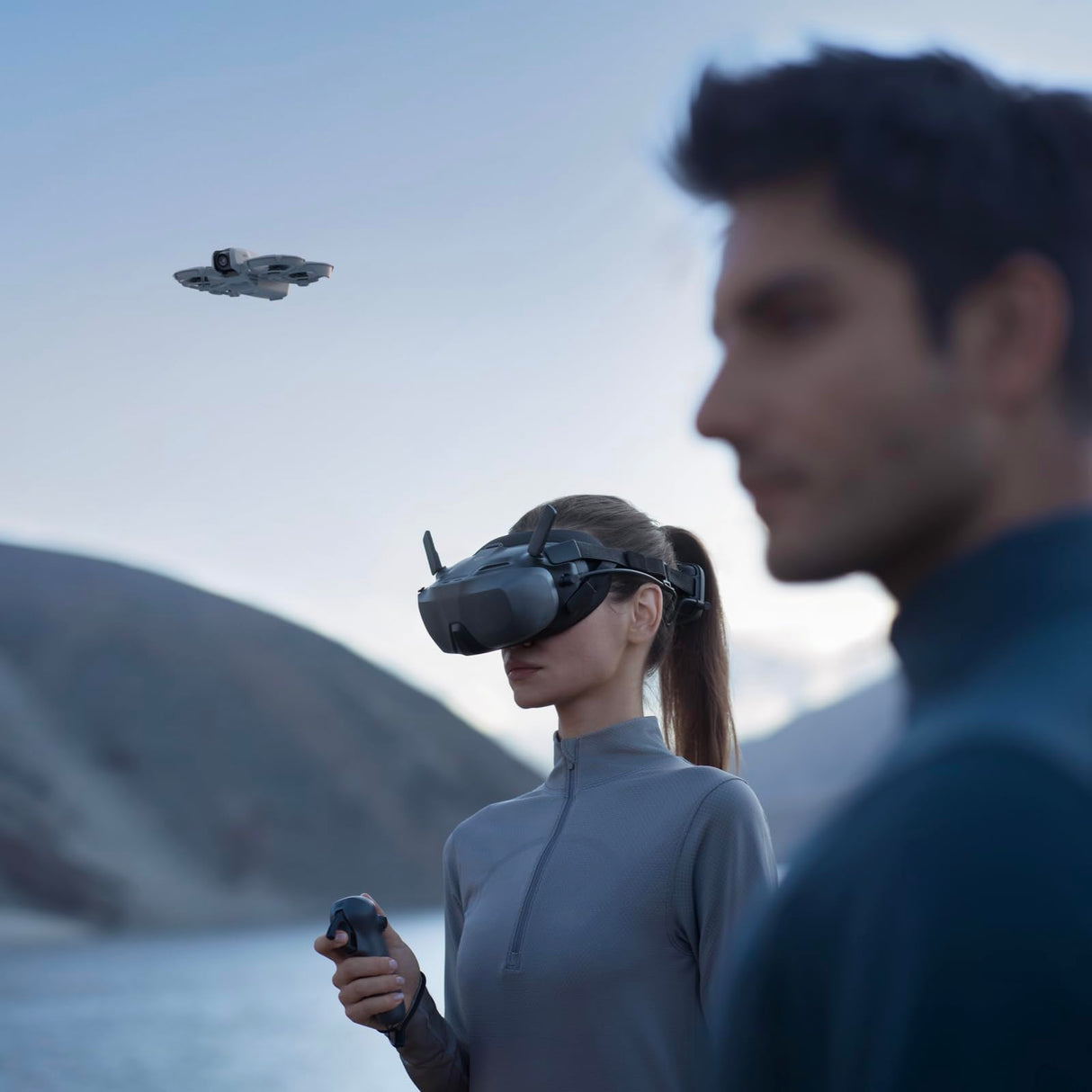 DJI Pack Neo Motion Vuela Más, dron mini con cámara 4K UHD para adultos, 135 g dron que vuela siguiéndote, despega desde la mano, seguimiento de objetivos por IA, con RC Motion 3 y 3 baterías
