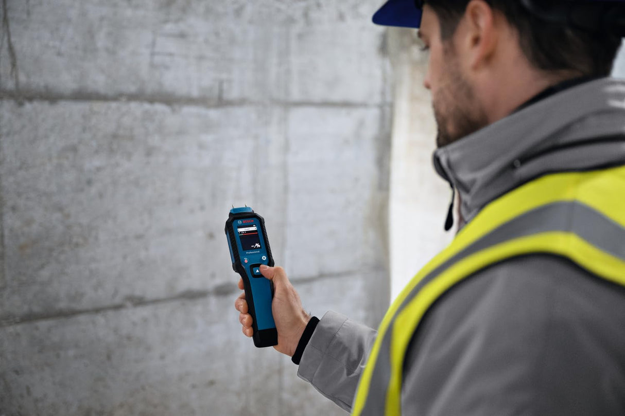 Medidor de humedad GMP 1-13 de Bosch Professional (basado en clavijas, mide 37 tipos de madera y 10 materiales de construcción, clasificación IP65, LCD de alto contraste, 2 pilas AA, bolsa)
