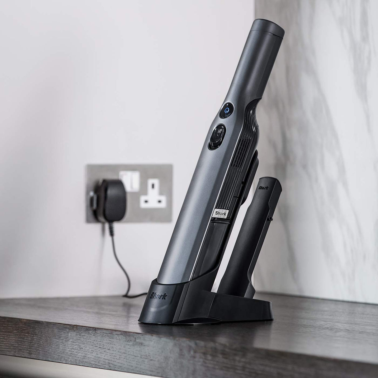 Shark WandVac 1.0 Aspiradora de mano sin cable, pequeña, ligera, gran capacidad de succión, boquilla estrecha y cepillo para polvo, cepillo multisuperficie, base de carga, gris, WV200EU