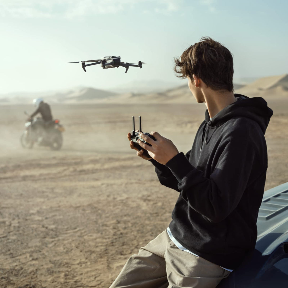 DJI Mavic 3 Fly More Combo - Dron cámara con cámara Hasselblad CMOS 4/3, vídeo 5.1K, detección de obstáculos omnidireccional, 46 min de vuelo, transm. Color GrisCertificado C1