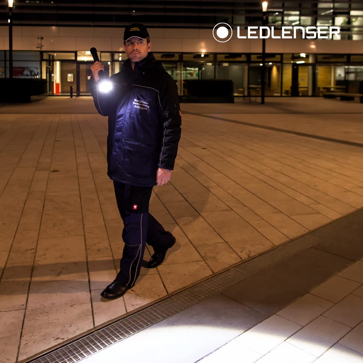 Linterna de bolsillo LED Ledlenser X21R, reflector, recargable con batería de litio LiFePO, 5000 lúmenes, enfocable, tecnología X-Lens, haz de luz de 800 m, carga magnético y soporte para la pared