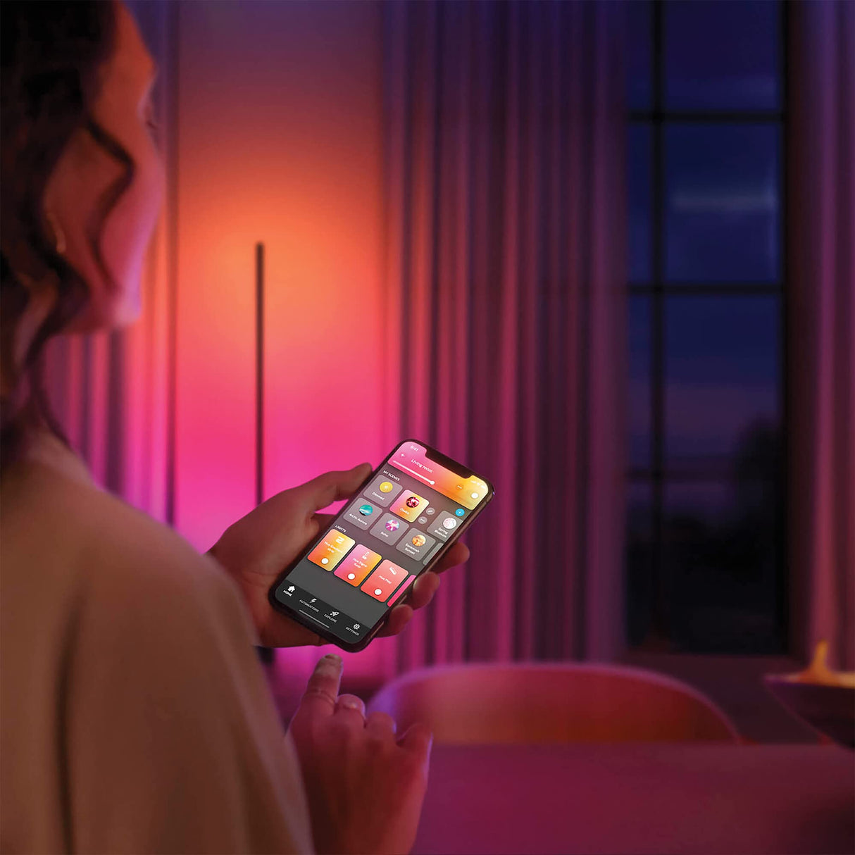 Philips Hue Signe Gradient– Lámpara inteligente, Lámpara de Pie LED Inteligente, Luz Blanca y de Luces de Colores, sistema de iluminación con tira led Compatible con Alexa y Google Home, Color Blanco