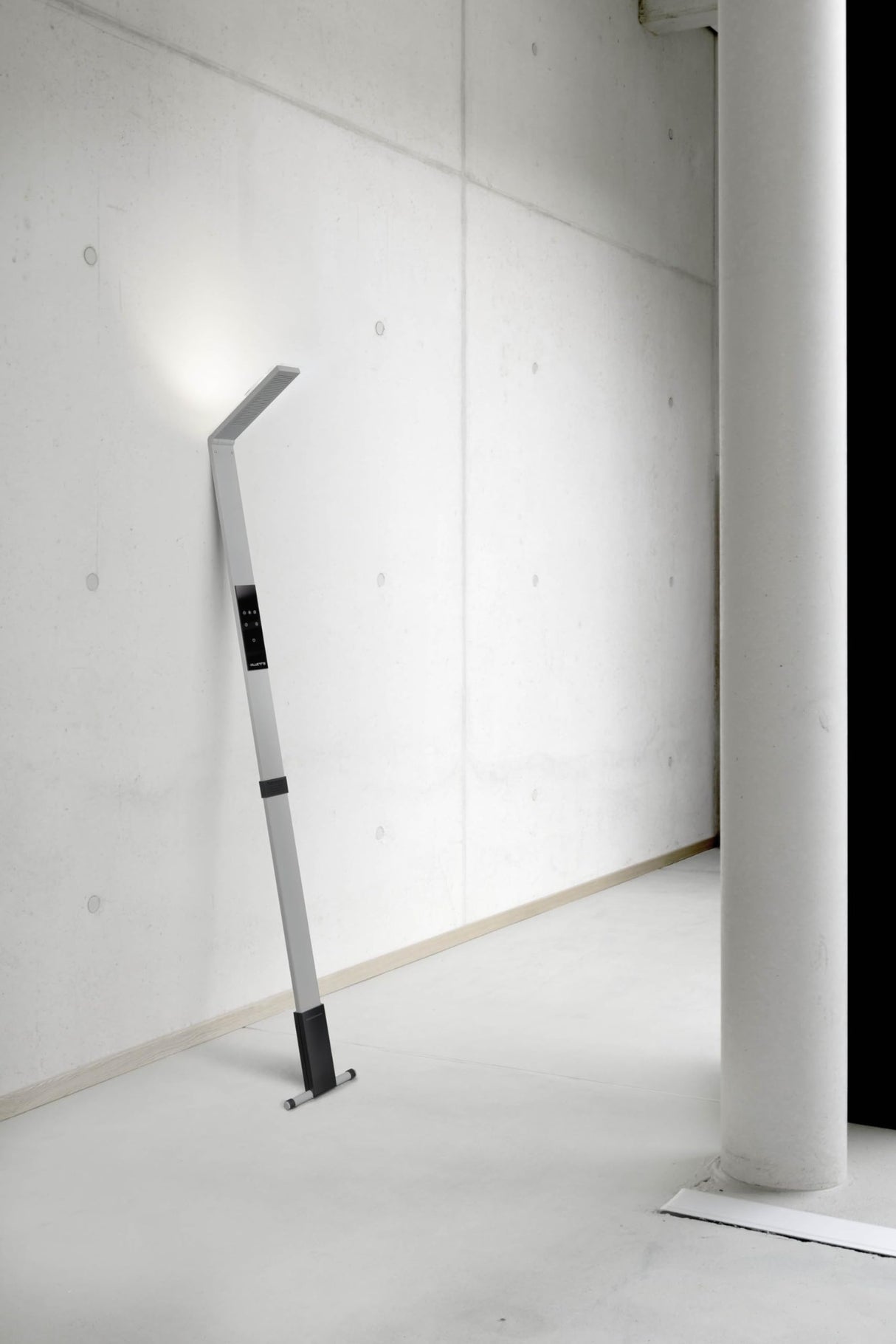 LUCTRA Lámpara de pie Flex Design LED regulable, batería recargable para 25 horas de funcionamiento, portátil, 923123, aluminio