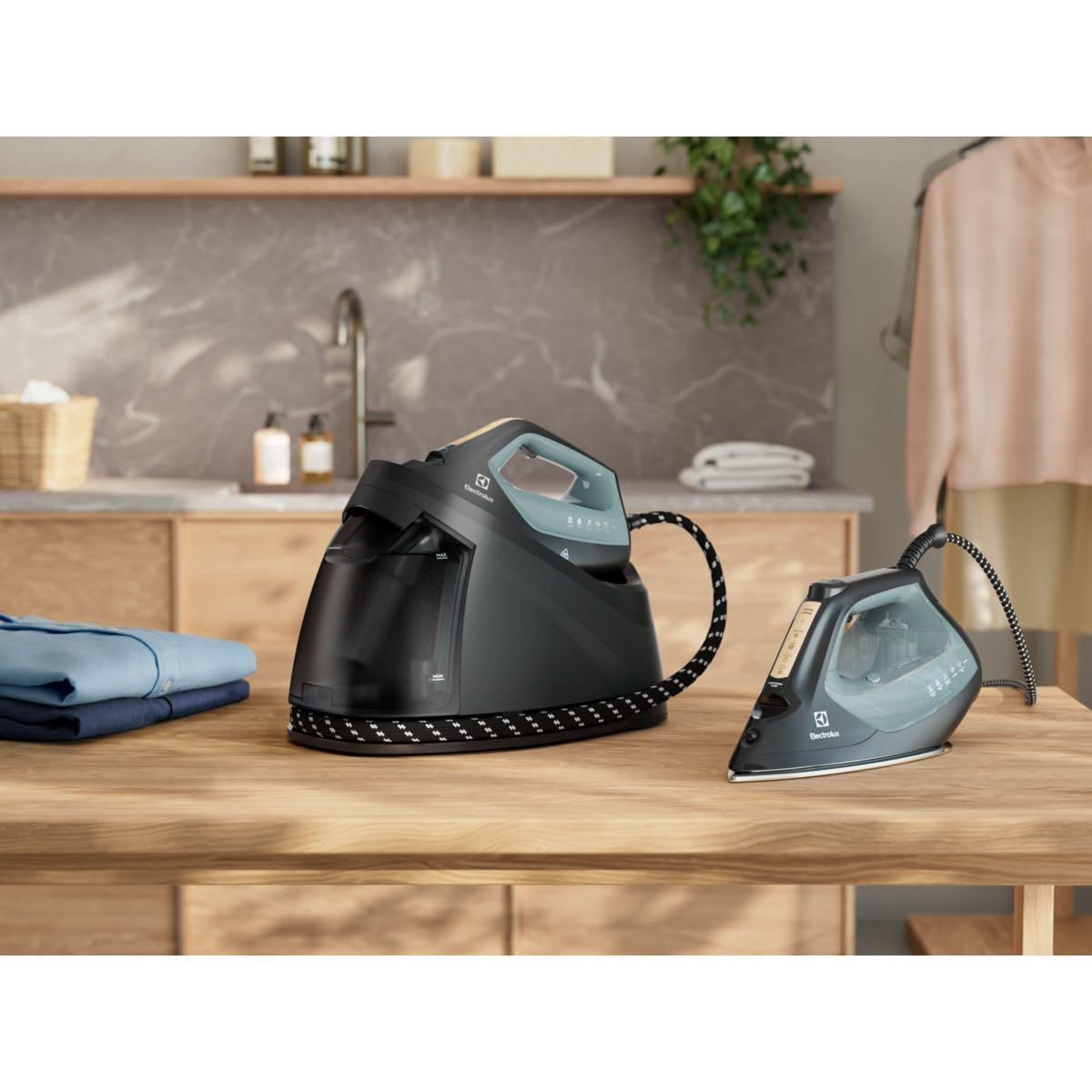 Electrolux Renew 800 Plancha con estación de vapor, modelo E8ST2-8OG, suela de acero inoxidable resistente a los arañazos, vapor de alta presión, función antical, de plástico reciclado, 2400 W, cable