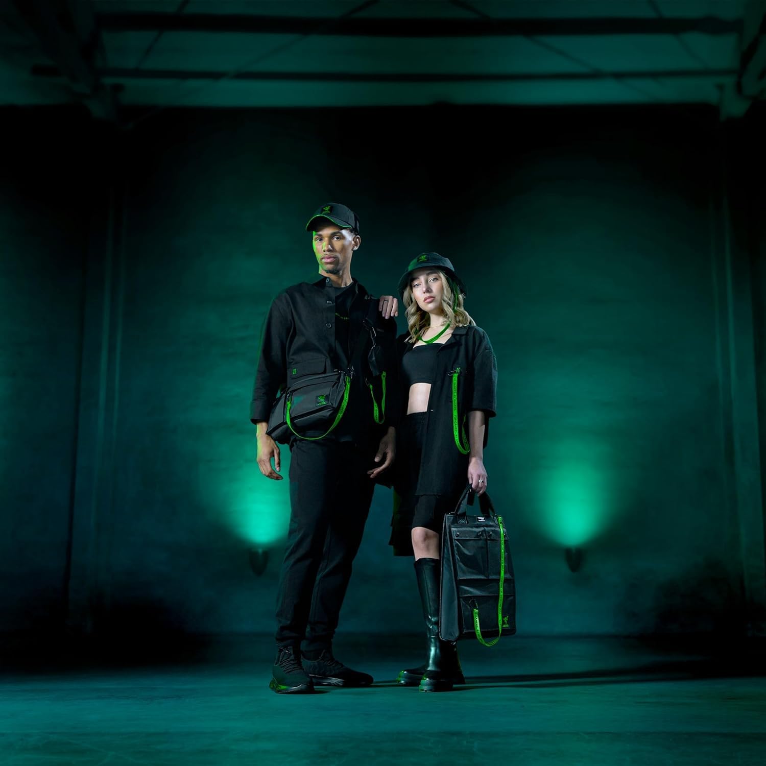 Razer Xanthus Crossbody Bolsa - Se adapta a Kishi, Steam Deck, Nintendo Switch - Nylon repelente al agua - Minibolsillo desmontable para auriculares - 3 bolsillos externos y 3 internos