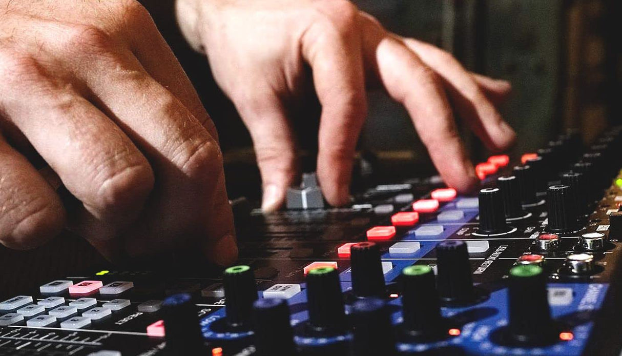 Zoom LiveTrack L-12 Mixer digital & grabador multipista, para música, podcasting y más, 12 entradas/14 canales de grabación en SD, interface de audio 14-in/4-out, 5 salidas de auriculares