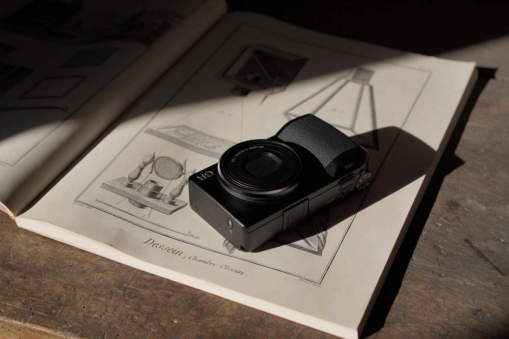 Ricoh GR III, Cámara Compacta de 25 MP, Pantalla de 3 pulgadas, WiFi, USB 2.0, Negro