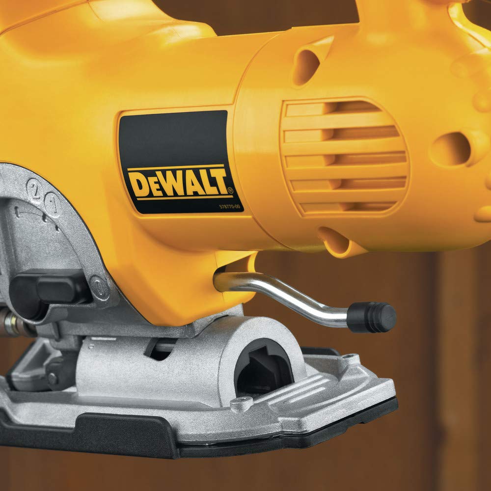 DEWALT DW331K-QS - Sierra de Calar, 701W, Velocidad Variable 0-3100 cpm, Corte en Madera 135 mm, Metal 12 mm, Acción Pendular, Cambio Rápido de Hoja, Base Ajustable, Incluye Maletín de Transporte