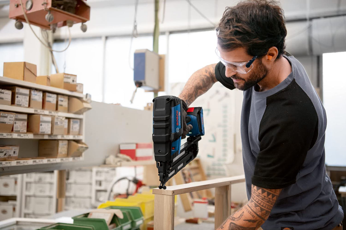 Bosch Professional 18V System GNH 18V-64 M - Clavadora a batería para madera (Ø máx. 1,6 mm, clavos 32/64 mm, modo contínuo, 2 baterías ProCORE x 4.0Ah, en L-BOXX)