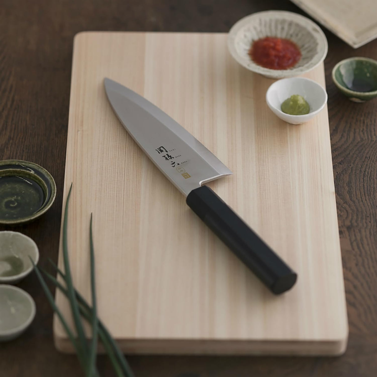 KAI Seki Magoroku Kinju y Hekiju Deba 18,0 cm longitud de la hoja - 8A sólido y SUS420J2 - 58 y 56 (±1) HRC - hecho a mano - madera de Pakka y plástico PP - cuchillo de cocina japonés - Hecho en Japón