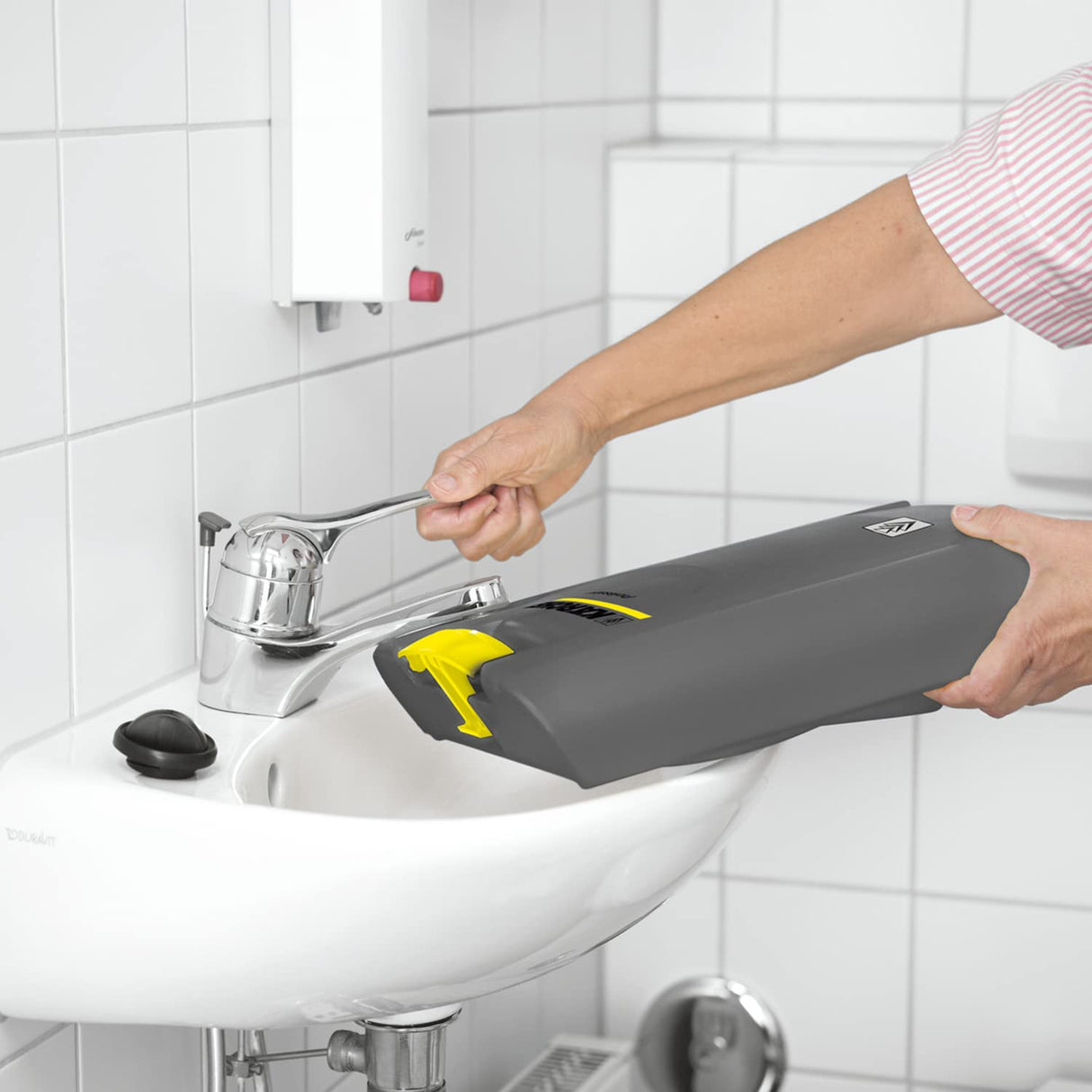 Kärcher BR 30/4 C Fegadora-aspiradora compacta para limpieza eficaz de suelos duros, Gris
