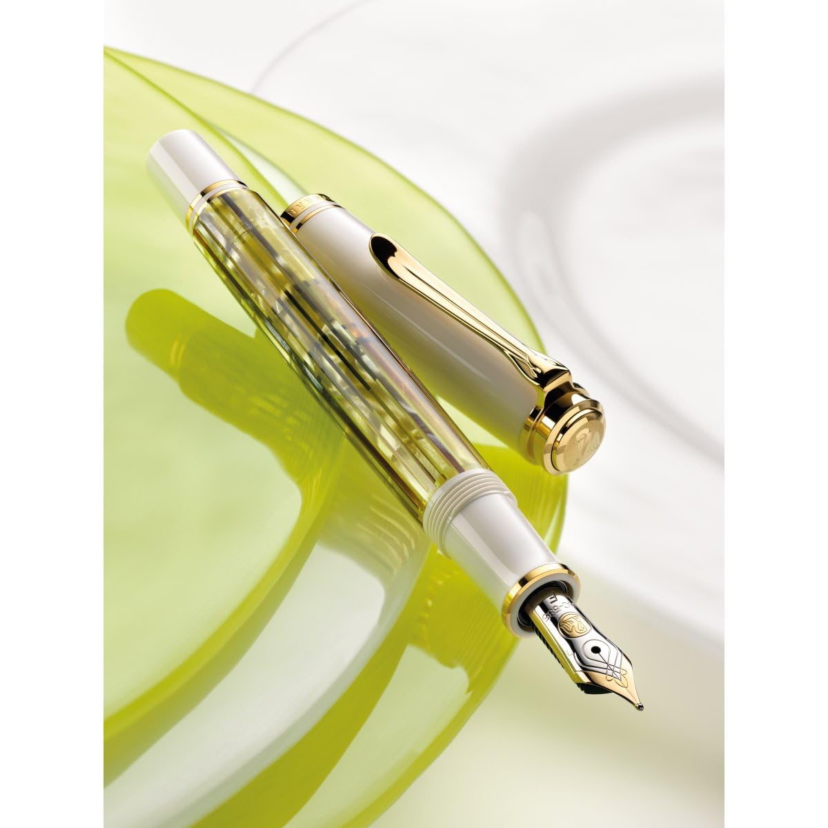 Pelikan 935429 - Elegante pluma estilográfica de lujo linea Souveraen M400, Blanco / Tortuga detalles bañados oro de 24 quilates, Plumín M de dos tonos de oro, Made in Germany, en caja de regalo