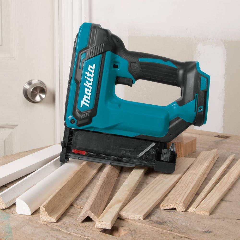 Makita - Clavadora inalámbrica de iones de litio con clavos de 3,49 cm, calibre 23, sin accesorios (XTP02Z 18V LXT)