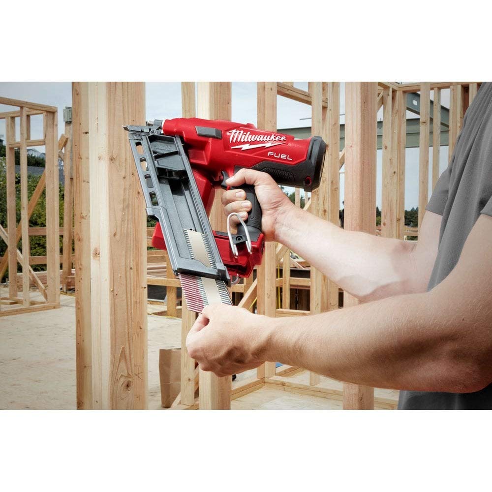 Milwaukee M18FFN-502C - Clavadora de marco de combustible de 18 V con 2 baterías de 5.0 Ah y cargador