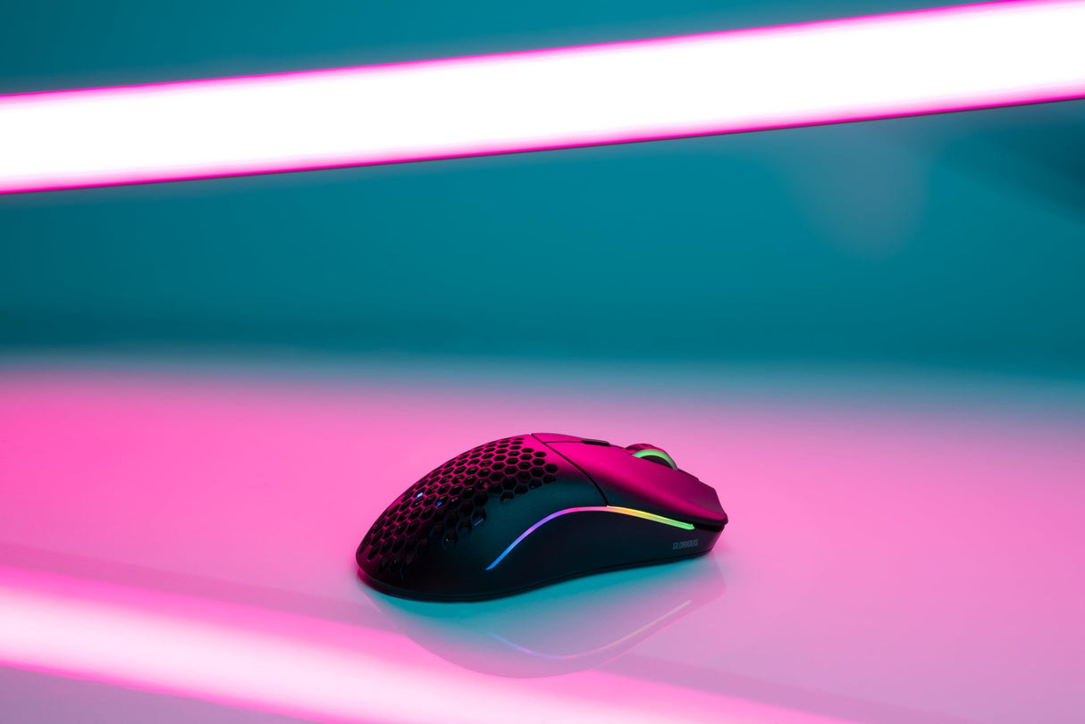 Glorious Gaming Model O- (Pequeño) Wireless Ratón gaming inalámbrico - 65 g superligero, diseño colmena, RGB, ambidiestro, sin lag 2,4 GHz inalámbrico, hasta 71 horas de batería - Negro mate
