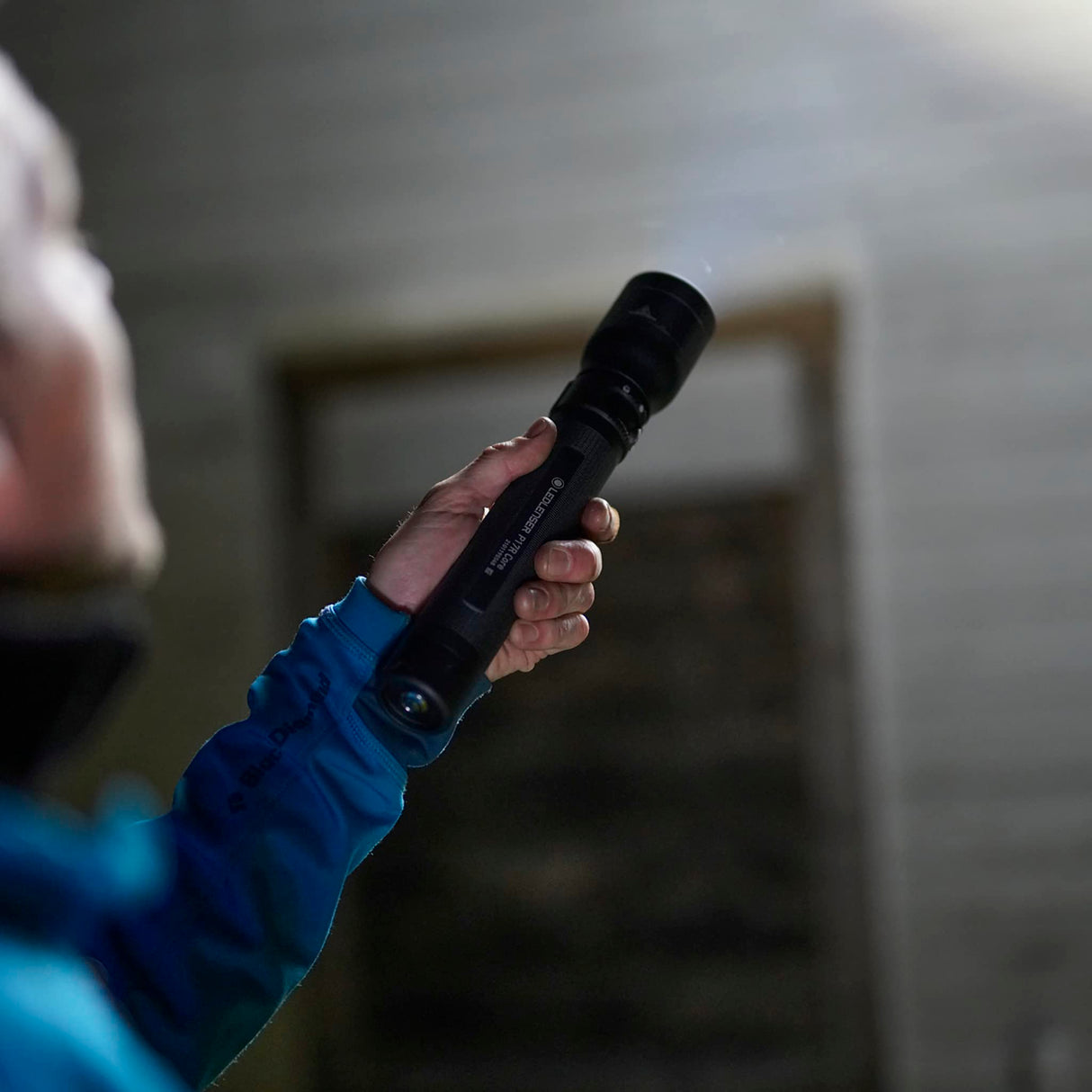 Ledlenser P17R Core | 2020 | Linterna LED Recargable, Brillante 1200lm, alcance de 560m, Linterna Robusta, SOS, Modo Estroboscópico, 200h de autonomía, Impermeable IP54, Seguridad, Senderismo, Camping