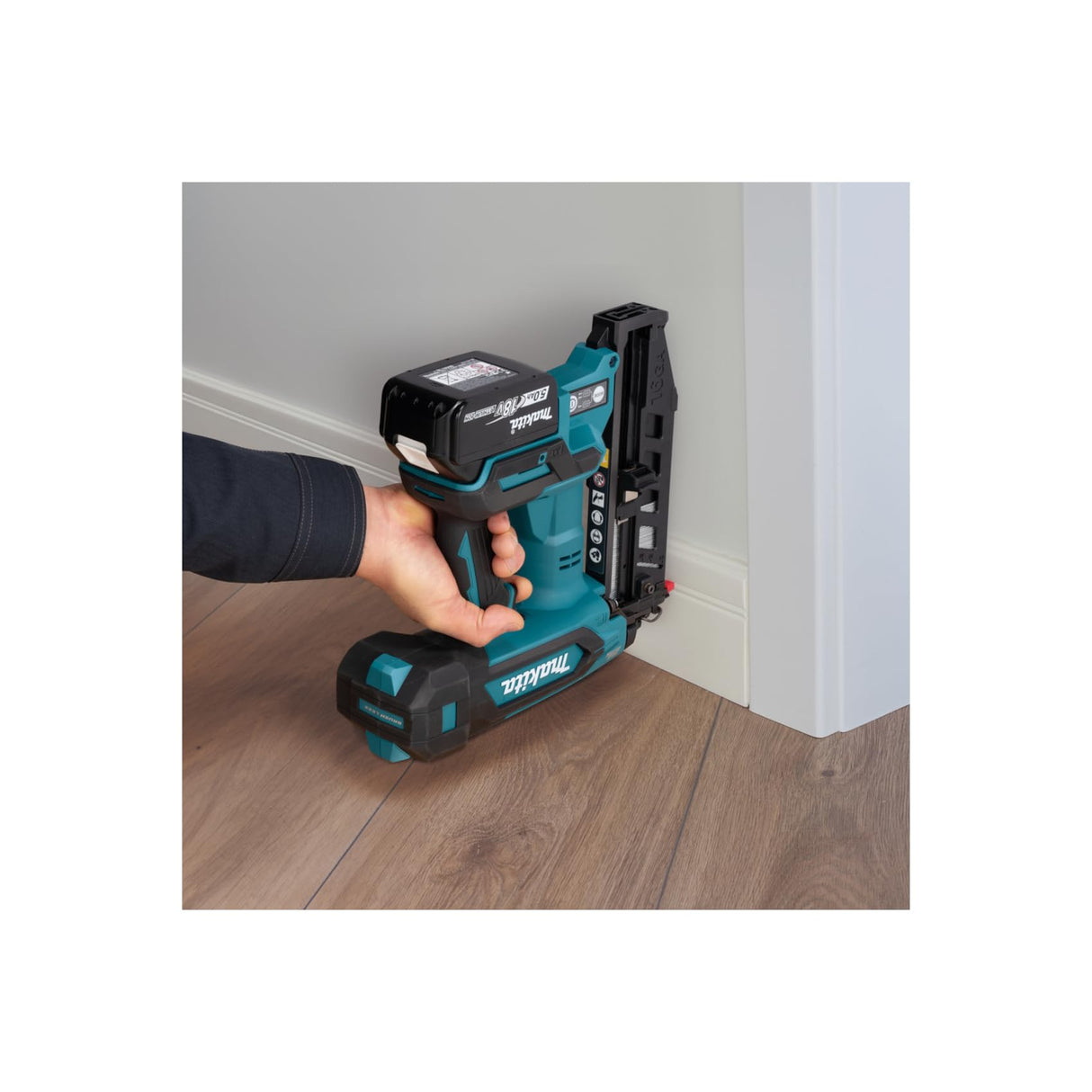Makita DBN601RTJ 18V Li-ion LXT - Clavadora de acabado sin escobillas completa con 2 baterías de 5,0 Ah y cargador suministrado en una funda Makpac