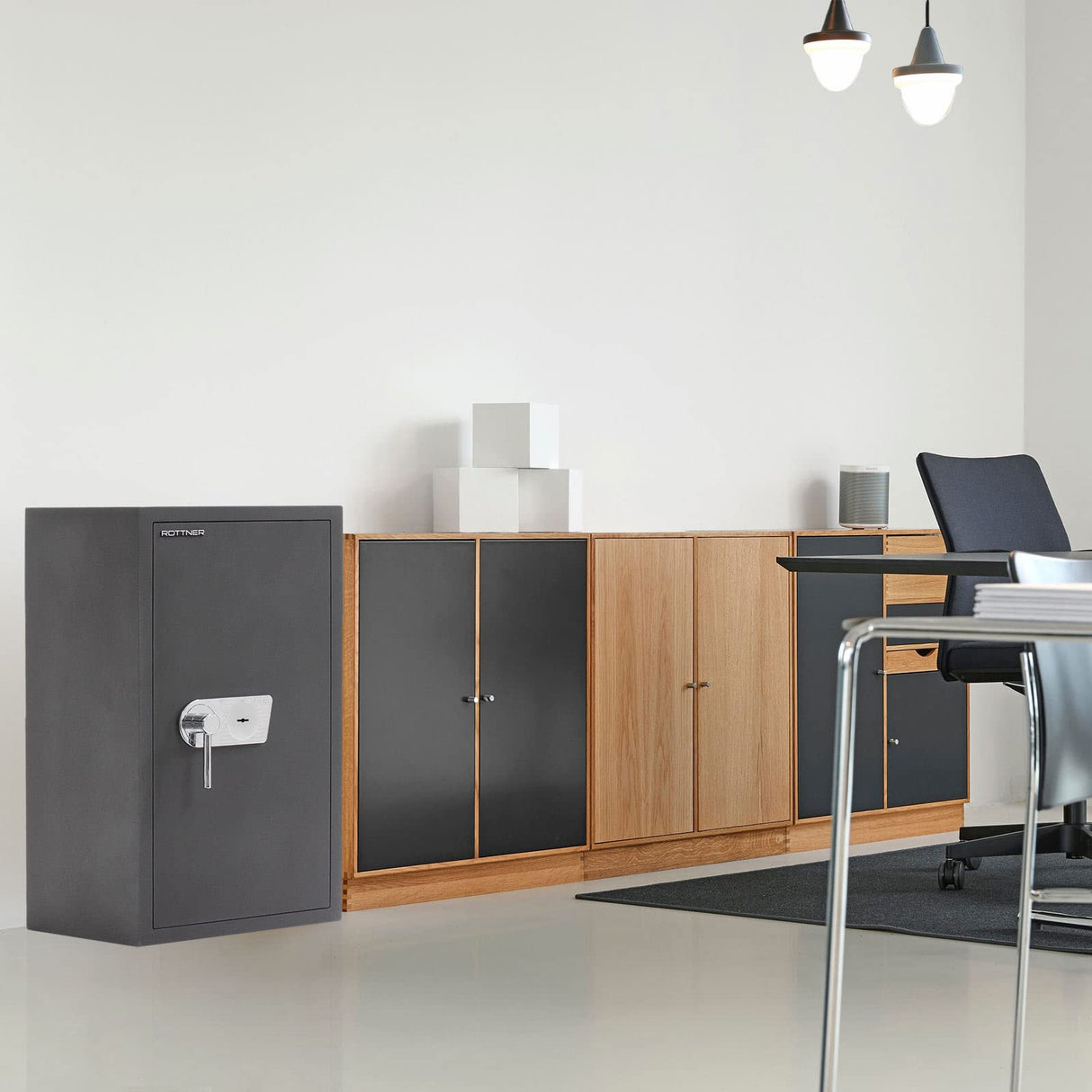 Caja fuerte Toscana 85 DB de Rottner, Color antracita, Clase de seguridad: EN-1 según CSN EN-1 1143-1 + A1:2009, Cerradura de llave de doble paletón certificada EN 1300 Clase A, Protección contra incendios, Antirrobo, Kit de fijación incluido