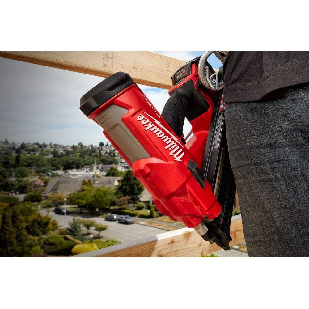 Milwaukee M18FFN-502C - Clavadora de marco de combustible de 18 V con 2 baterías de 5.0 Ah y cargador