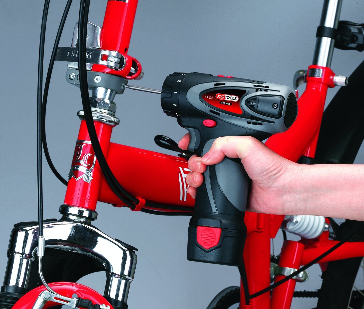 KS Tools 515.3530 1/4'' Destornillador eléctrico o a bateria, 24Nm, 400 rpm 10,8V, con 1 bateria y 1 cargador