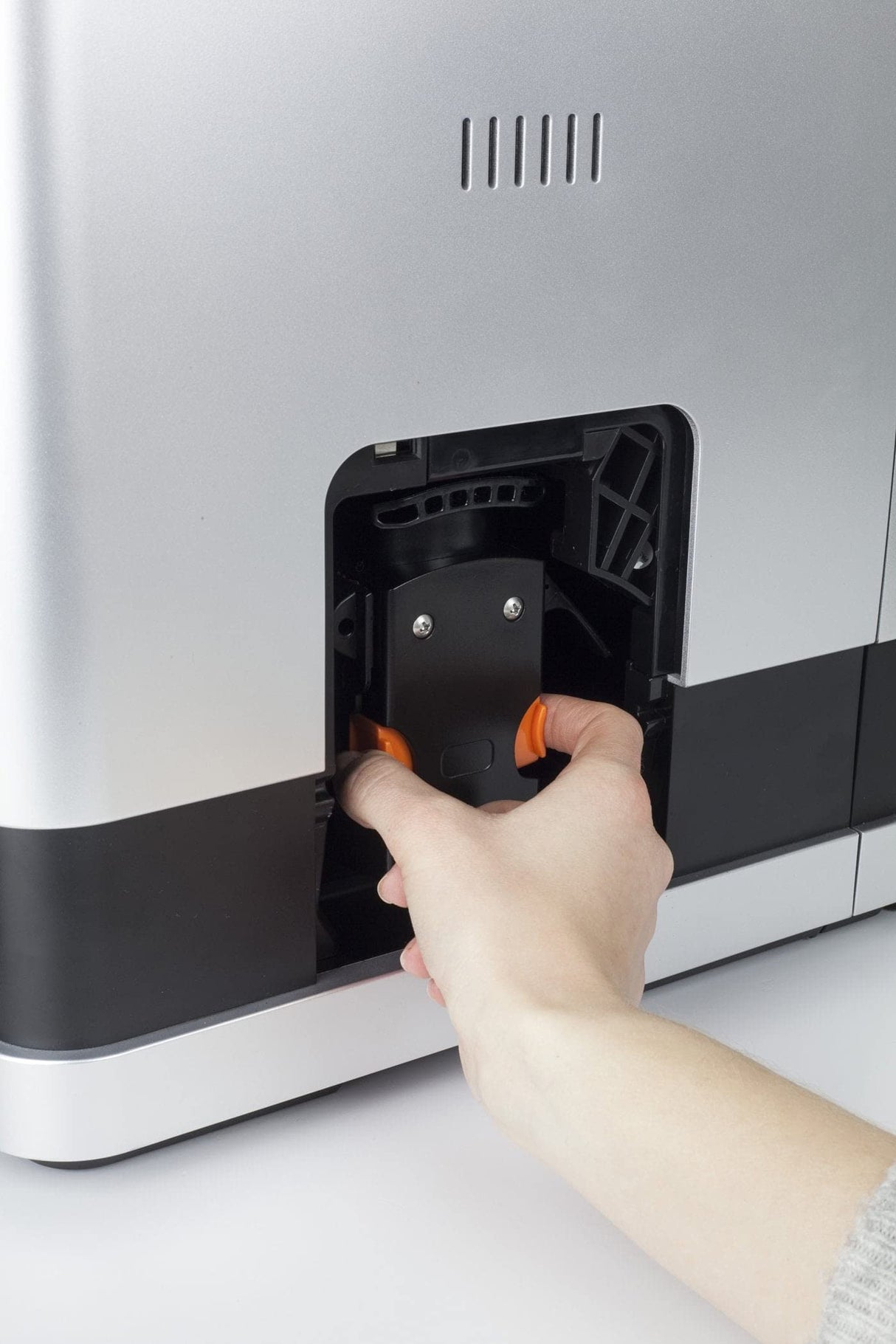 CASO Café Crema One - Cafetera superautomática con pantalla táctil, molinillo silencioso incorporado, Espumador de Leche, Boquilla vapor, Función de precalentamiento, negra y plateado