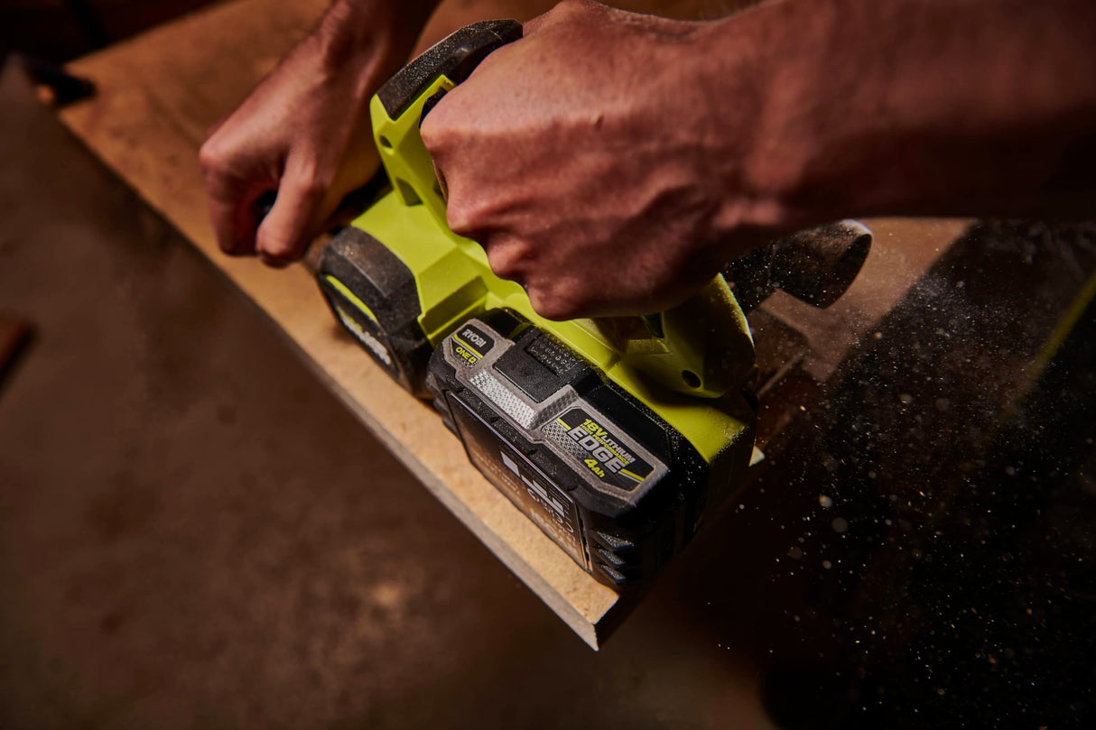 RYOBI – 2 baterías One+ y Cargador de Sonido: 1 batería de 4,0 Ah, 1 batería de 2,0 Ah, 1 Cargador de 2,0 A – RC18120-242X