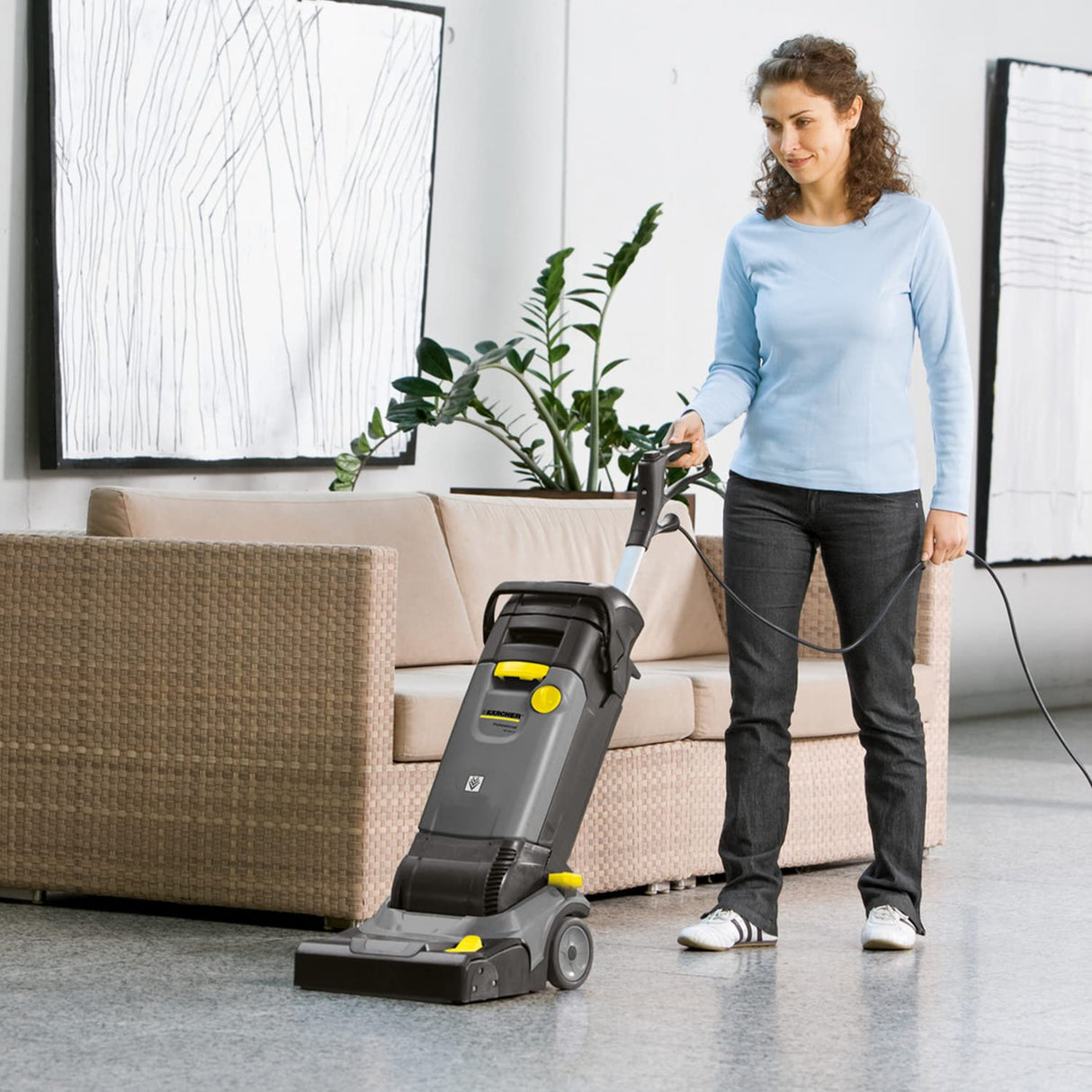 Kärcher BR 30/4 C Fegadora-aspiradora compacta para limpieza eficaz de suelos duros, Gris