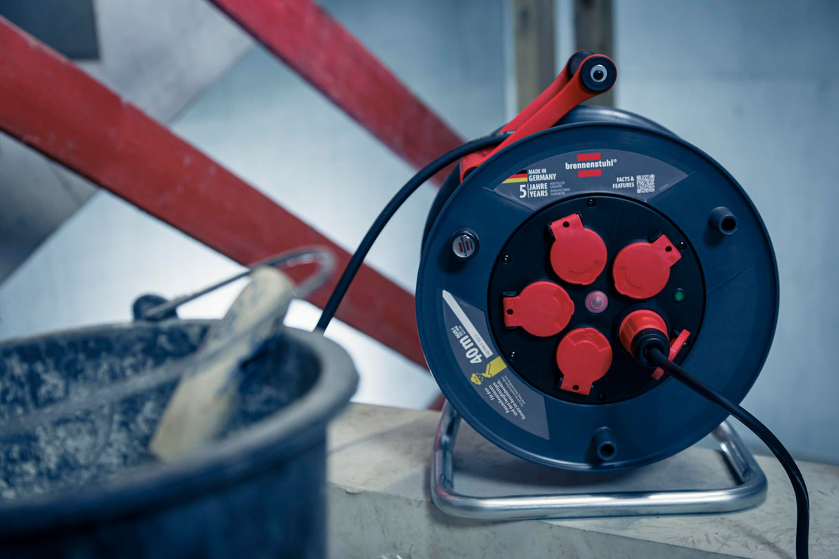 Brennenstuhl Carrete de cable profesional 320 KU 4200, cable de 40 m en negro, fabricado en plástico especial, para uso en obras de construcción y uso permanente en exteriores, fabricado en Alemania