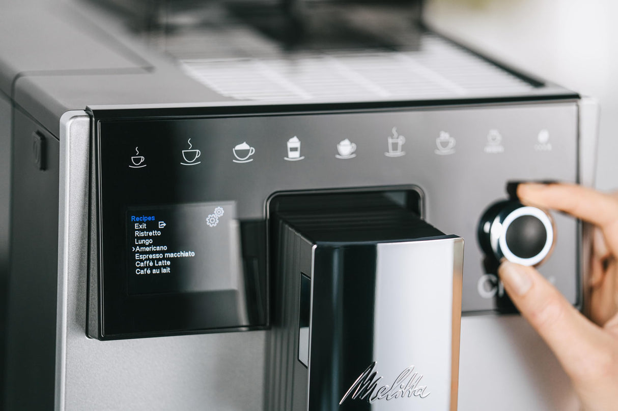 Melitta CI Touch (F630-111) - Cafetera automática con sistema de leche, recipiente para granos de dos cámaras, pantalla One Touch, grosor del café ajustable en 4 niveles, color plateado