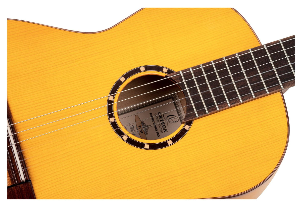Ortega Guitars Family Series Pro - Guitarra de concierto flamenco 4/4 (pícea y ciprés, acabado brillante, incluye funda R170F)