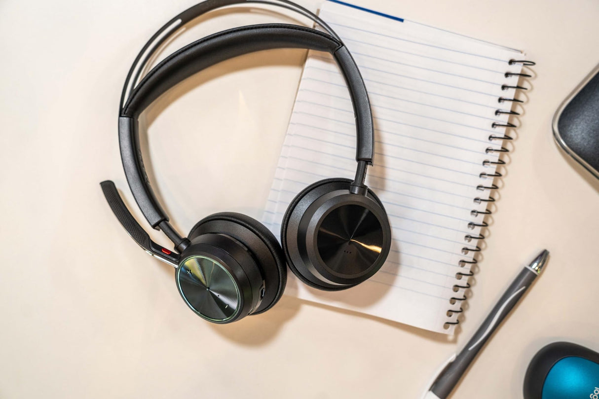 POLY Voyager Focus 2-M USB-C-C Headset USB-C/A Adapter Customer Special 1- Connection Via Bluetooth - Noise Cancellation; Smart Sensor Technology; Dynamic Mute Alerta - Negro
