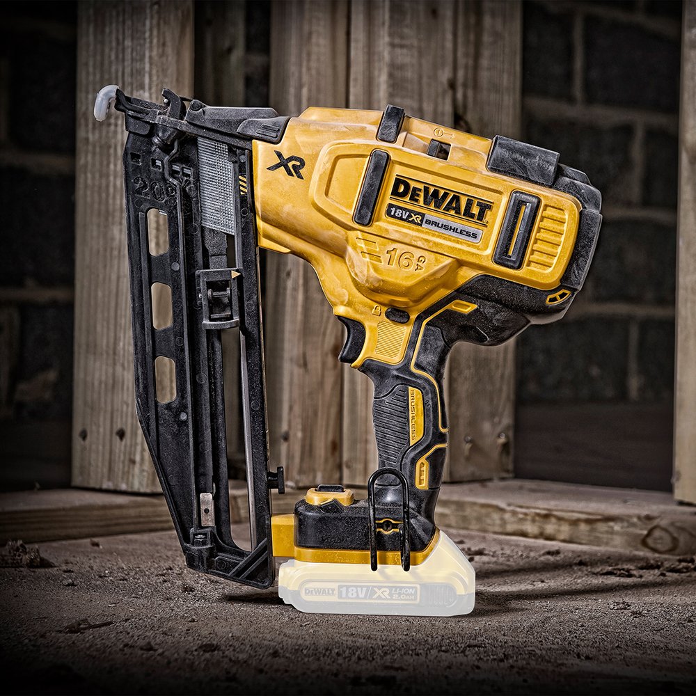 DeWALT – Clavadora inalámbrica para clavos de 63 mm, 18 V, 1 unidad, DCN660P2-QW