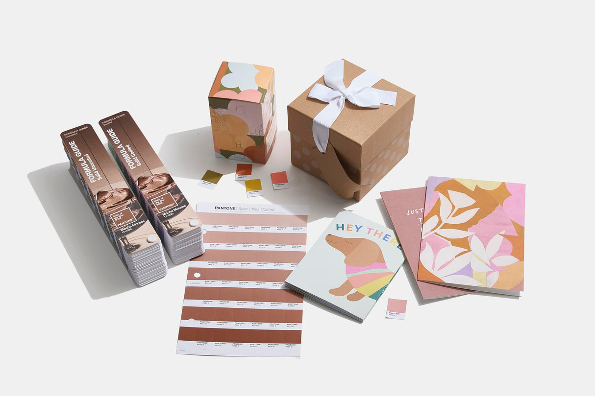Pantone Guía de Fórmulas GP1601B (Edición Color del Año 2025) - Abanicos de color con y sin revestimiento para referencia de color en disposición cromática