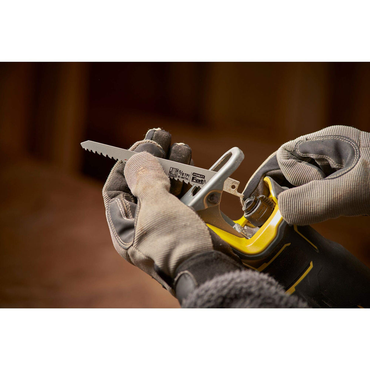 Stanley - Sierra Sable BRUSHLESS V20 Li-Ion 18V, 2 velocidades 0-2.300/3.000 cpm, longitud de carrera 29mm. Sin cargador/batería.