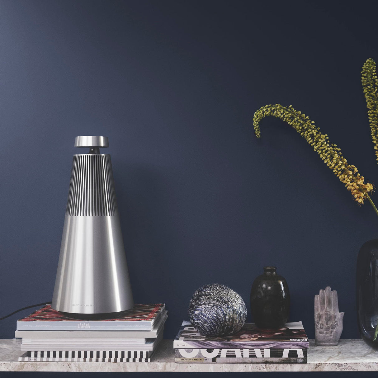 Bang & Olufsen Beosound 2 (3.ª Generación), Elegante y potente altavoz WiFi para el hogar con sonido envolvente de 360 grados, de pie o para estantería, Natural