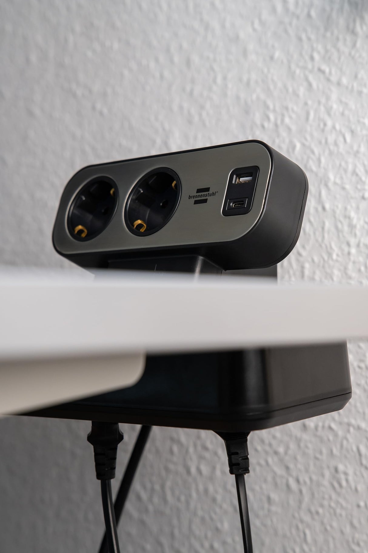 Brennenstuhl Regleta de sobremesa dúplex con Interruptor (Regleta con USB C Power Delivery, 1x USB C y 1x USB A, 10x Tomas de Contacto de protección, 2m) Plata/Negro