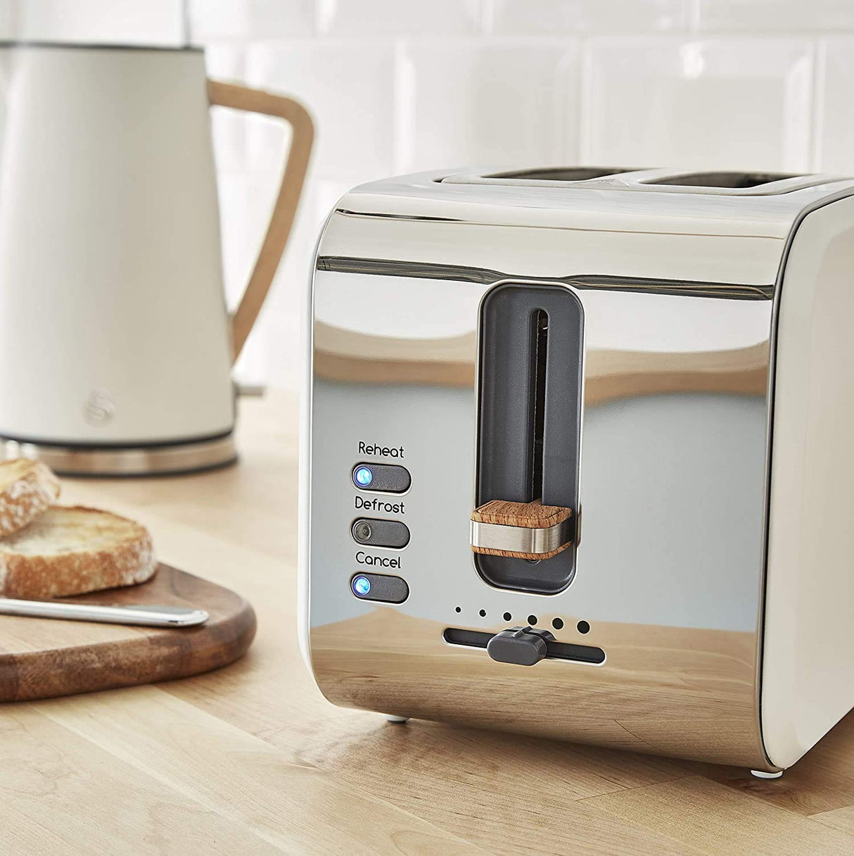 Swan Nordic Set Desayuno Hervidor de agua 1,7L 2200W, Tostadora Pan ranura ancha 2 rebanadas, Microondas 20L digital, diseño moderno, efecto madera, blanco