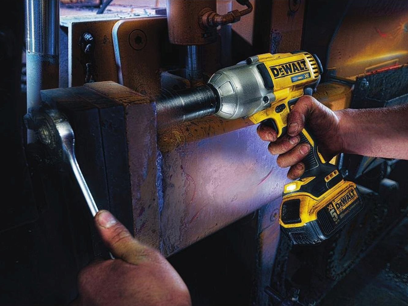 DEWALT DCF899P2-QW - Llave de impacto sin escobillas 1/2' XR 18V, Batería de Litio de 5 Ah, Alto Par 950Nm, 2400 ipm, con maletín TSTAK, cargador y batería
