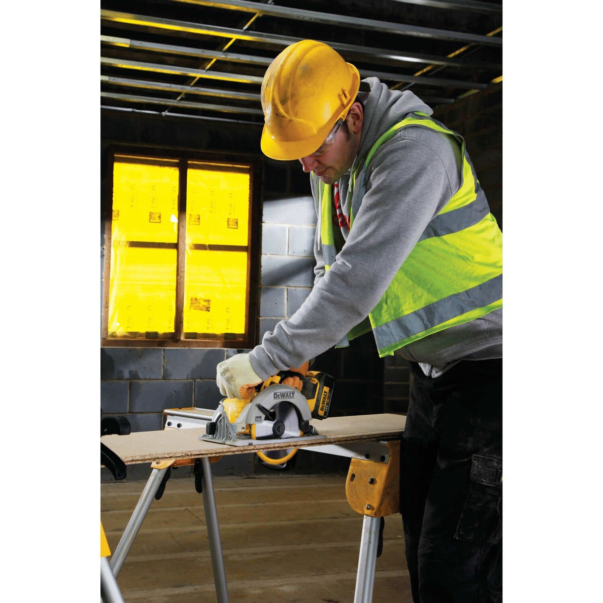 DEWALT DCS391NT-XJ - Sierra Circular XR 18V, 460W, Disco de 165 mm, Profundidad de Corte Max. 55 mm, Velocidad 5150 rpm, Empuñadura Ergonómica, Incluye Maletín TSTAK, Sin Batería ni Cargador